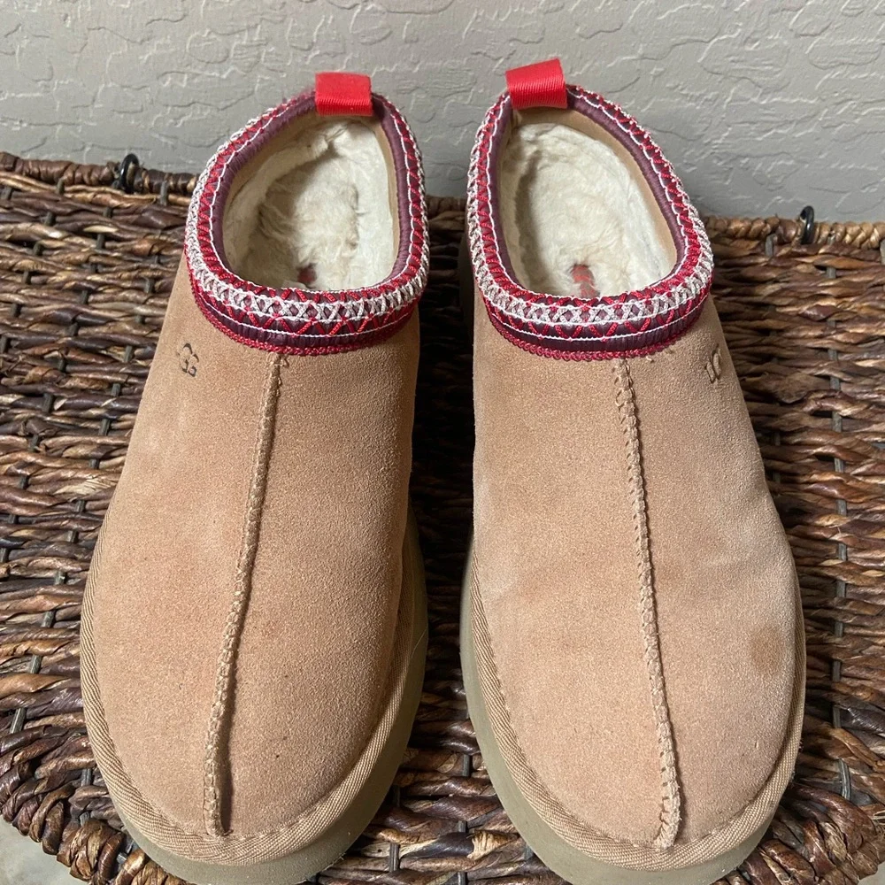 🚨SOLD🚨UGG Tan Tasman Suede Mule with Red Patterned Trim Size 11 - Picture 6 of 8